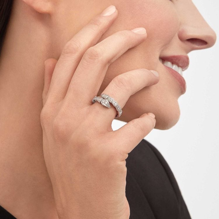 Serpenti Viper one-coil 18 kt white gold ring set with full pavé diamonds - Image 3