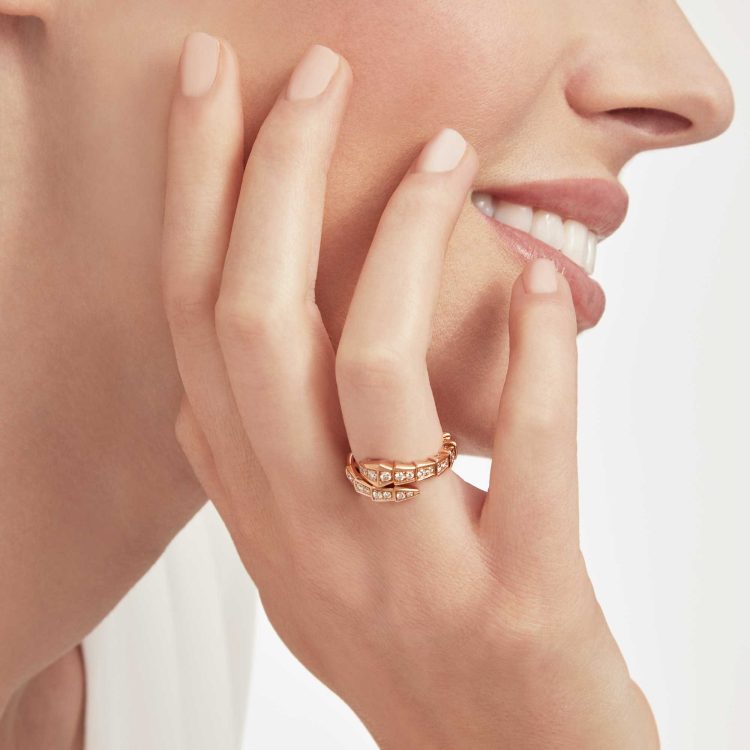 Serpenti Viper one-coil 18 kt rose gold ring set with full pavé diamonds - Image 3