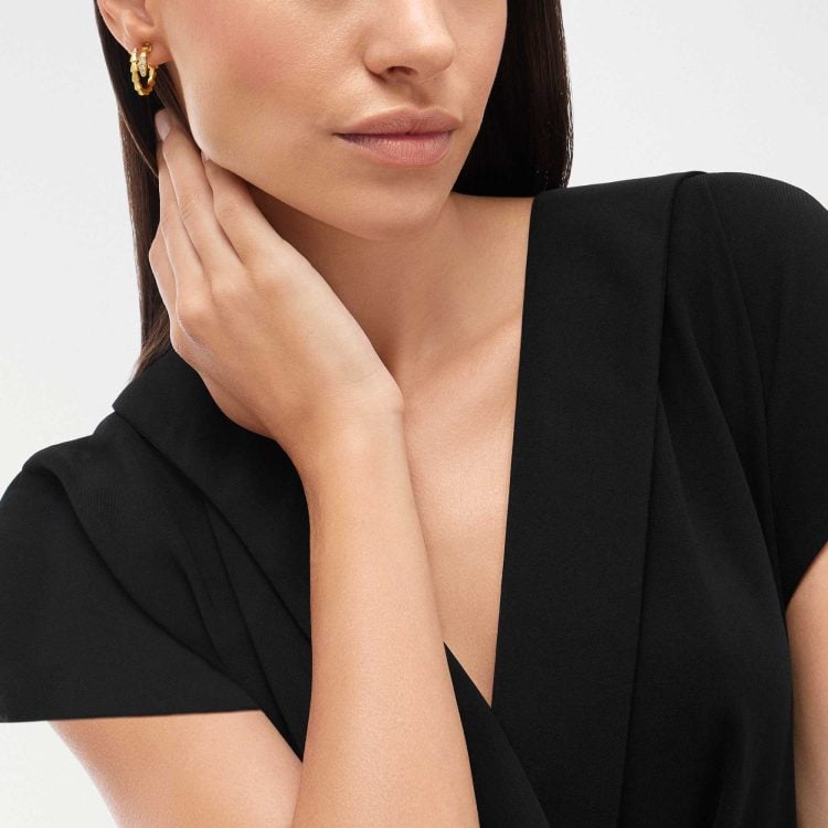 Serpenti Viper 18 kt yellow gold hoop earrings set with pavé diamonds on the head and tail - Image 4