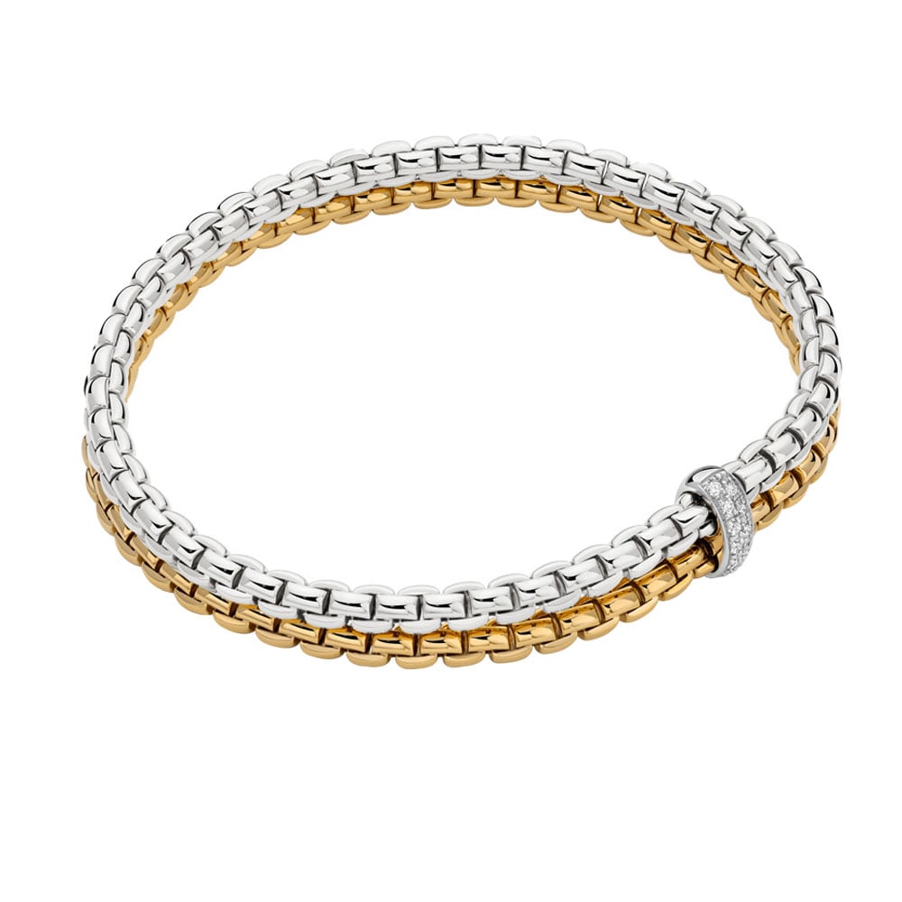 Nella collezione Solo, l’intreccio morbido e prezioso della maglia Novecento si declina in numerose varianti dai volumi intermedi, dove i chicchi creano un ritmo scintillante. La collana flessibile è arricchita dalla chiusura con diamante a pulsante D-Click.