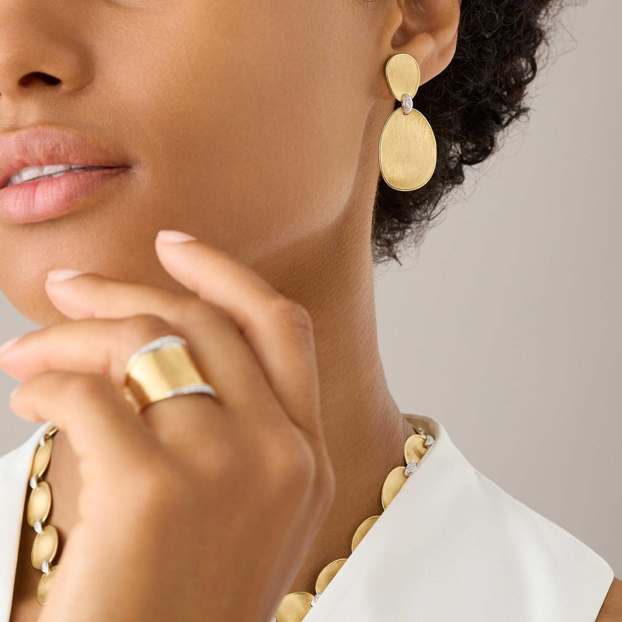 Orecchini Lunaria piccoli chandelier oro giallo dettagli pavé di diamanti - immagine 2