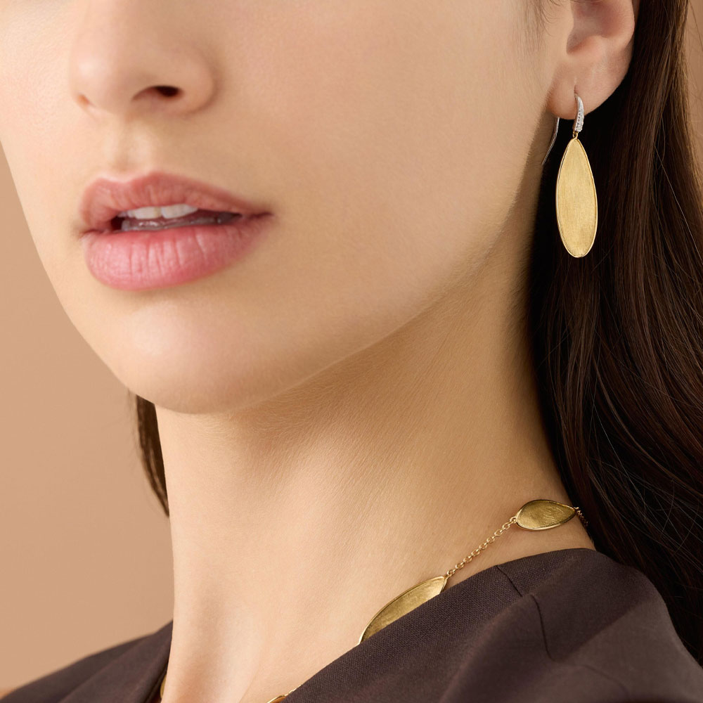 Orecchini Lunaria pendenti foglie d’oro ritorte e amo diamanti - immagine 2